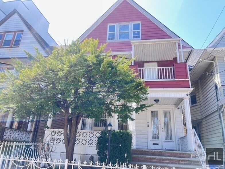 Building Photo - NATURALLY BRIGHT  AND LARGE  3 BEDROOMS  3...