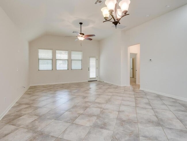 Building Photo - 2200 Hilltop Climb Dr