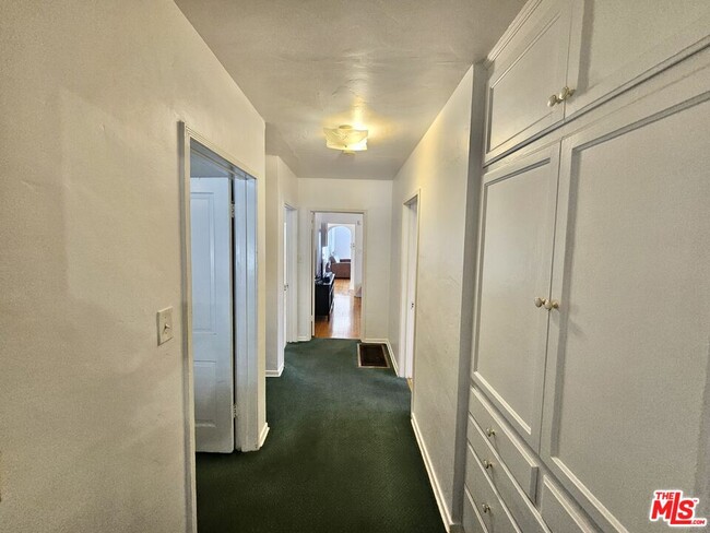 Building Photo - 2211 W 78th Pl
