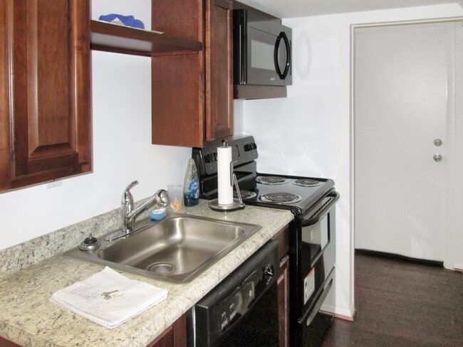 Building Photo - 3948 S Shore Dr