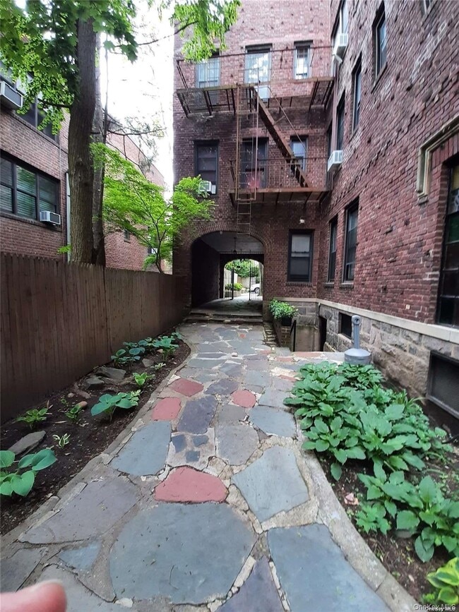 Building Photo - 1 Hillside Ave