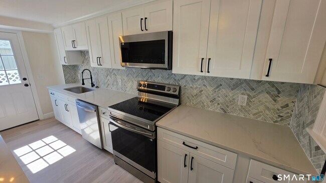Building Photo - 47 Cosey Beach Ave