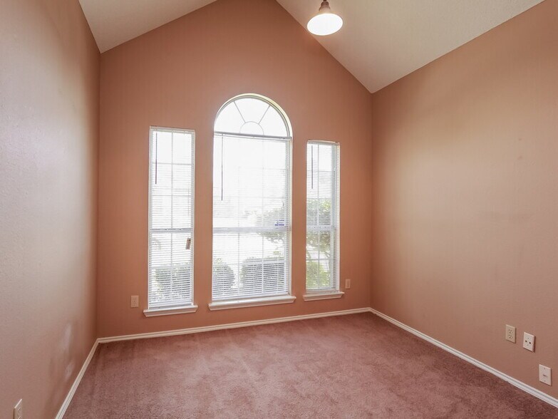 Building Photo - 913 Mossberg Ln