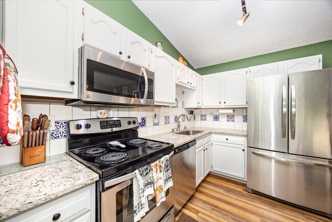 Building Photo - 3631 Mitten Dr