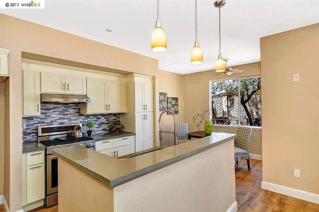 Building Photo - 4724 Cove Ln