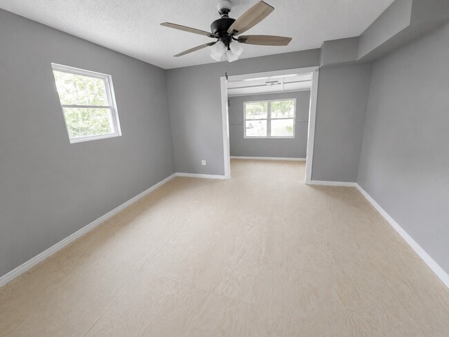 Building Photo - 227 Live Oak Ln