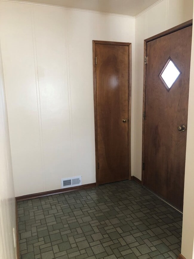 Building Photo - 2 Bed Mid-Century House w/ Garage & Fenced...