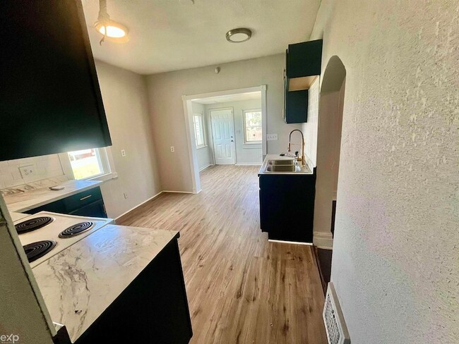 Building Photo - 13 E Glenwood Ave