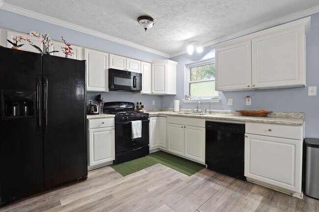 Building Photo - Settle Into Comfort in This Charming 3-Bedroom Home in Larchmont Estates