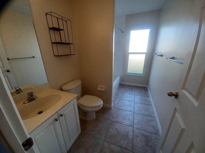 Building Photo - Gorgeous 4/2 wont last long