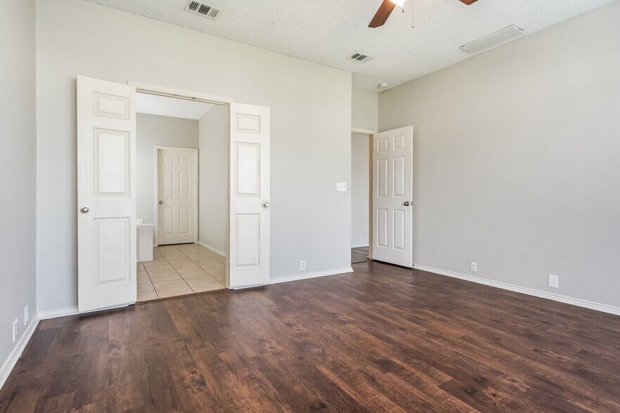 Building Photo - 3000 Vicksburg Ln