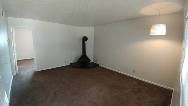 Building Photo - Great Size 1 Bedroom 1 Bath Available Now !!!