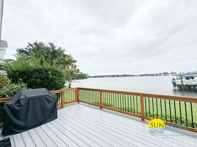 Building Photo - Waterfront Luxury Living on Cinco Bayou!
