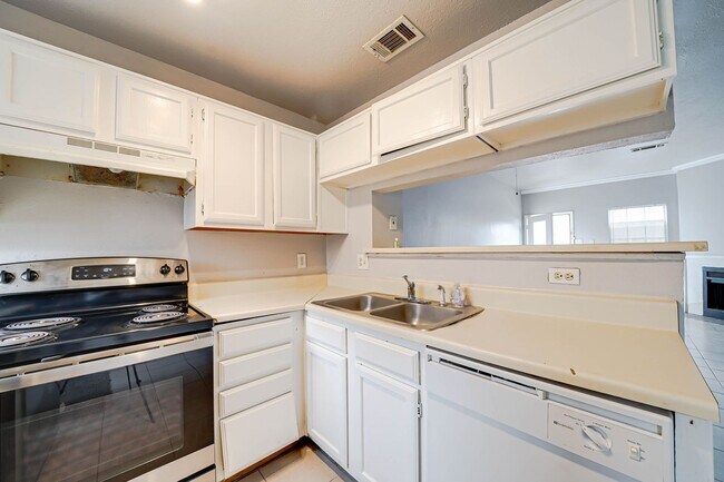 Building Photo - 2b1.5 b Condo in Garland, Water included