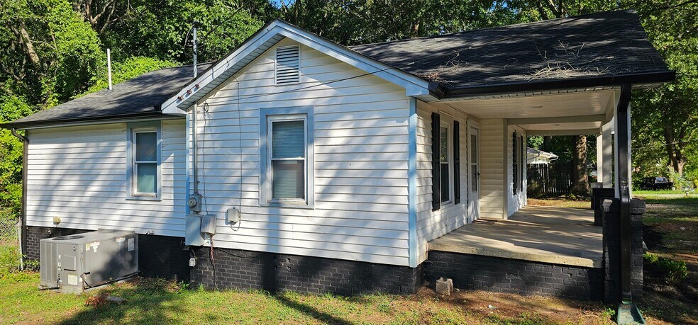Building Photo - 1040 East Dr