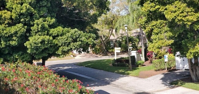 Building Photo - 5210 Wedgewood Ln