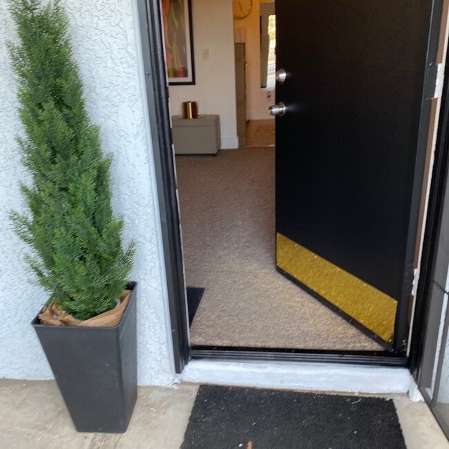 Entry Way - 1125 N 7th Ave