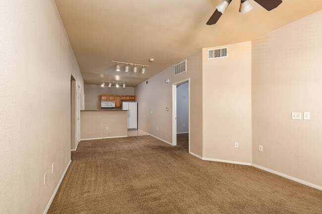 Building Photo - Ground floor one bedroom in luxury gated S...