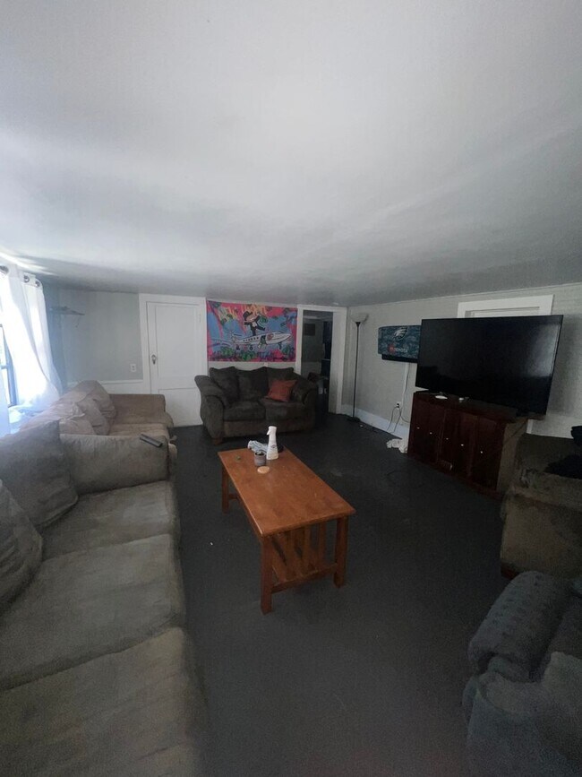 Building Photo - 6 BR Home on Broadway with Pool, Available for Next School Year!