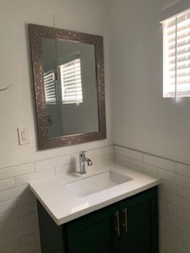 Building Photo - Newly Remodeled 2 Bedroom unit located on ...