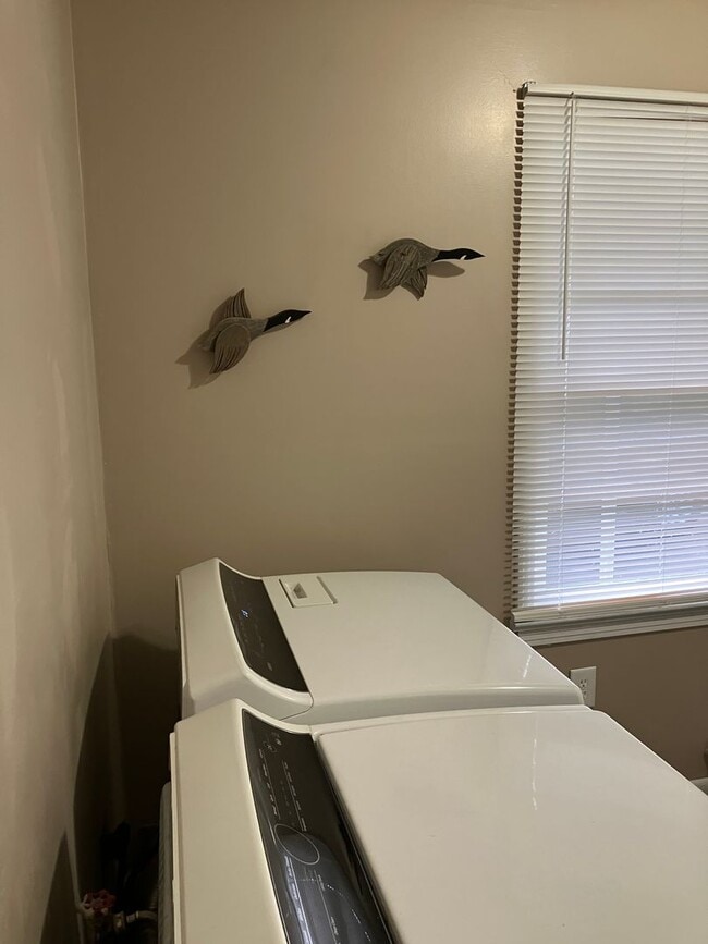 Building Photo - Furnished Long Beach 2 Bedroom