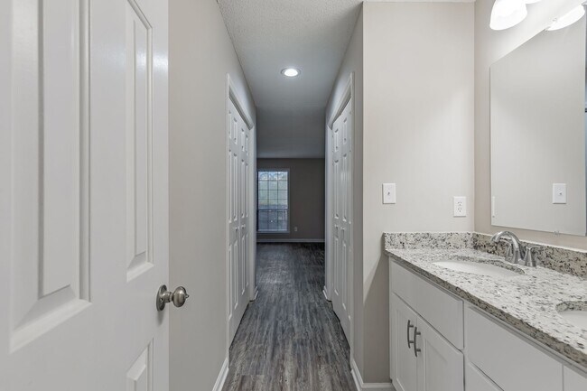Building Photo - Discover Your Lakeside Oasis: 2 Bedroom Condo at Harris Lake
