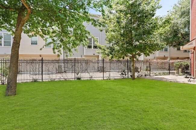 Building Photo - 2124 Gillette St