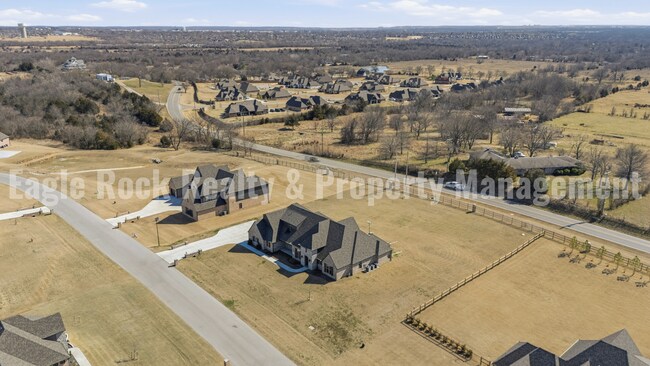 Building Photo - Owasso Executive Home for Rent (6beds/3.5baths)