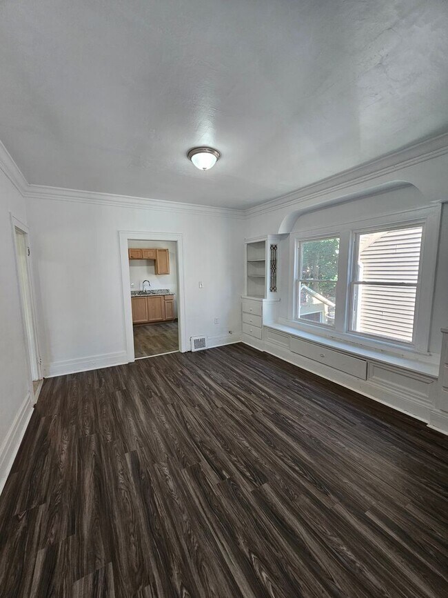 Building Photo - Newly Updated 2 Bedroom Unit