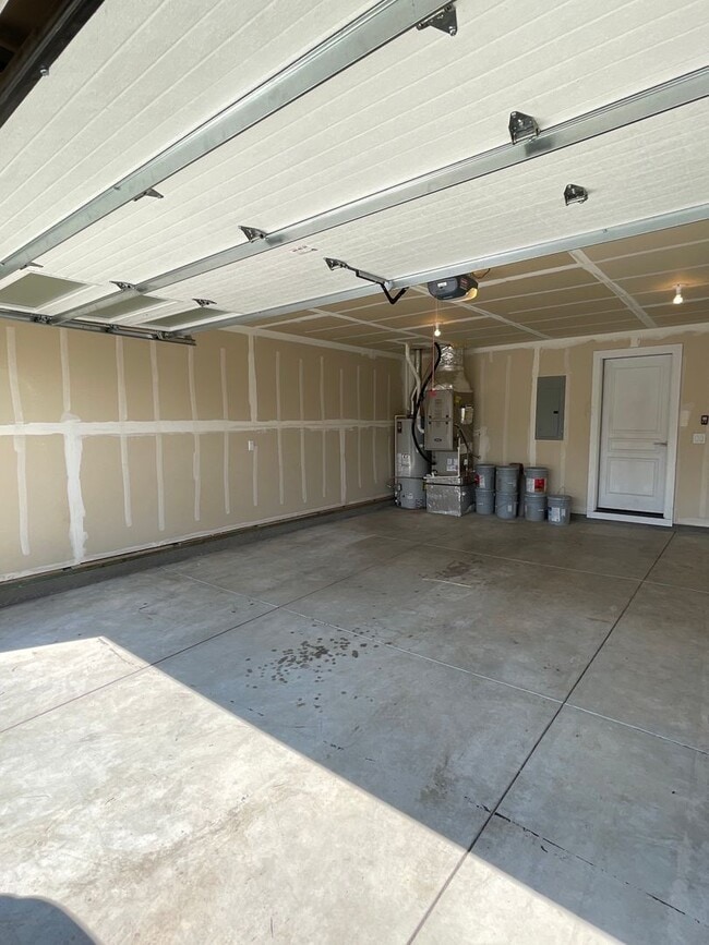 Building Photo - 2 Bedroom / 1 Bathroom Home Home in NE Bend