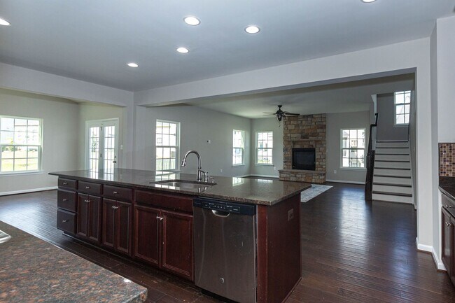 Building Photo - 5 Bed, 4.5 Bath Single Family Home in Step...
