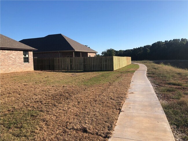 Building Photo - 448 Fox Cir