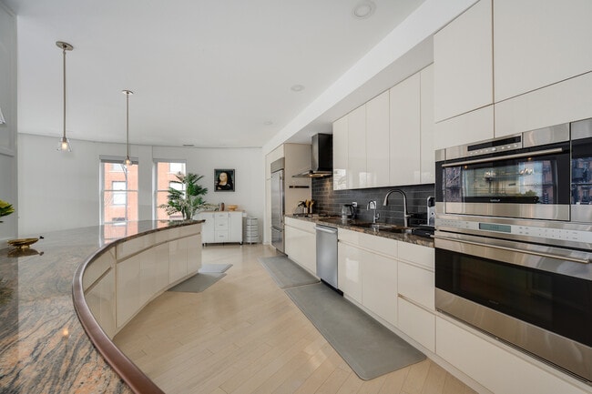 Building Photo - 501 N Kingsbury St