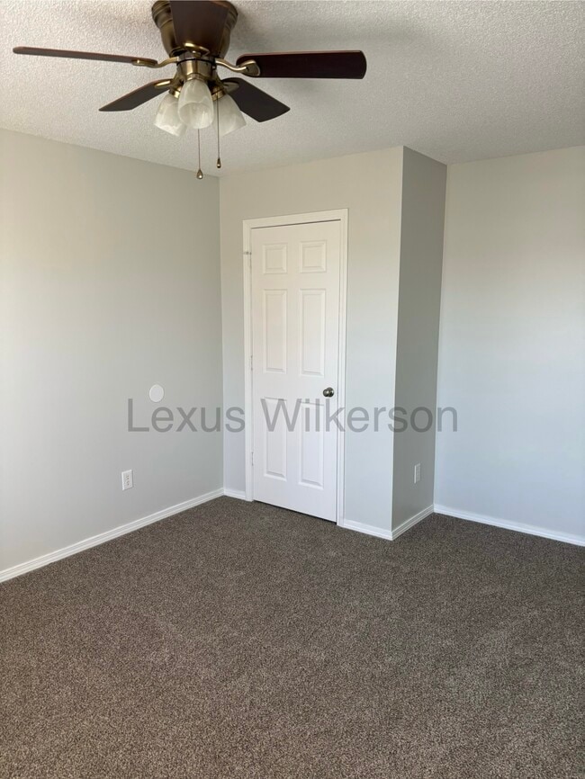 Building Photo - 3505 SW Victoria Pl