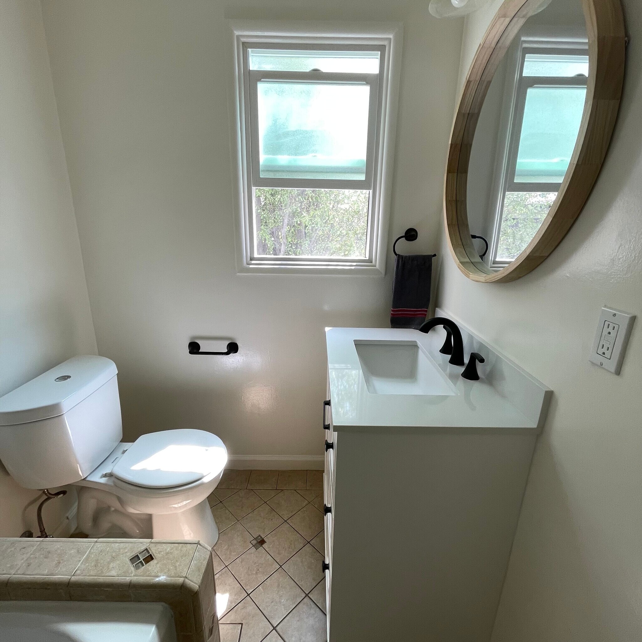 bath - 2122 Montana Ave