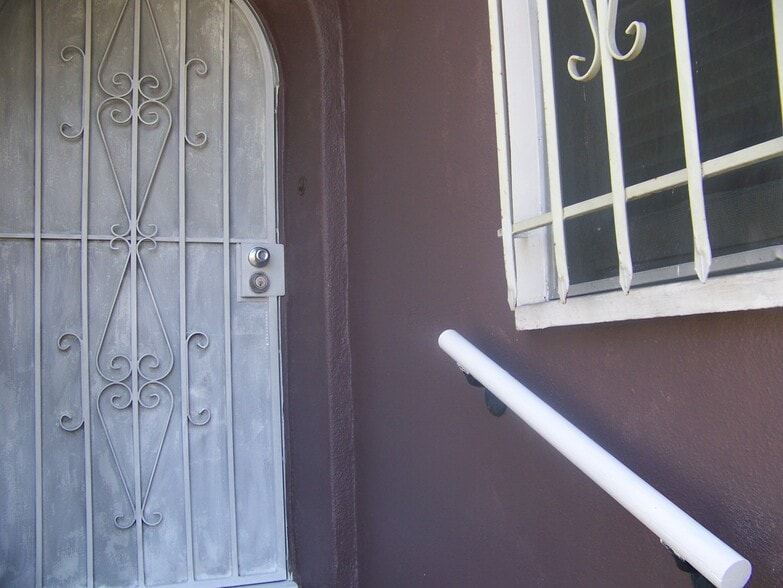 Building Photo - 2500 S Bronson Ave