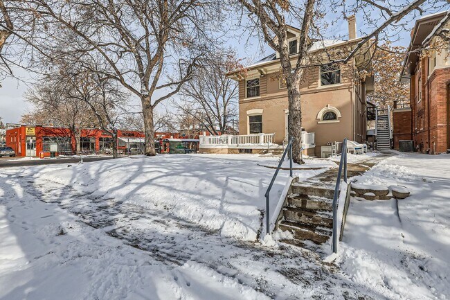 Building Photo - Beautiful 3-bedroom/2 bath unit in an Updated Victorian home in City Park! All utilities included...