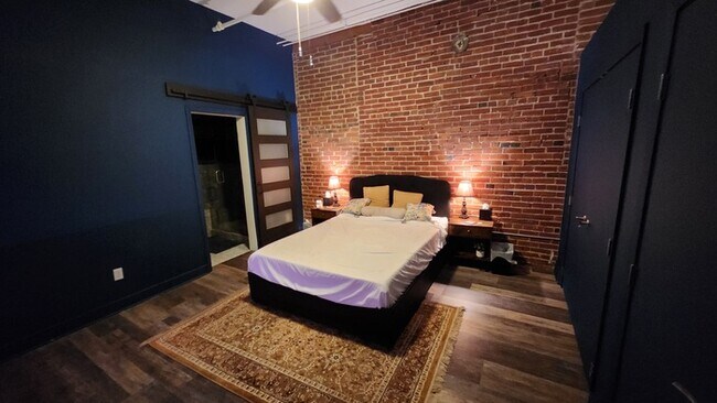 Building Photo - Fully furnished all utilities included!!!