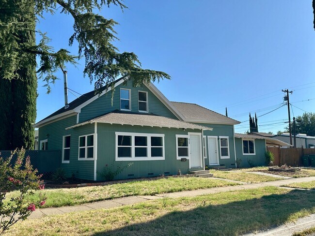 Building Photo - Beautiful 3 bedroom 3 bath Two Story House