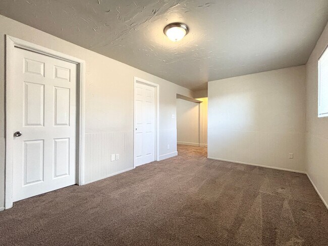 Building Photo - Awesome Split Entry with New Paint & Floor...