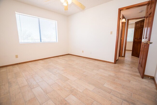 Building Photo - Large Home in Quiet Area, 3 Bedroom, 2 Bat...