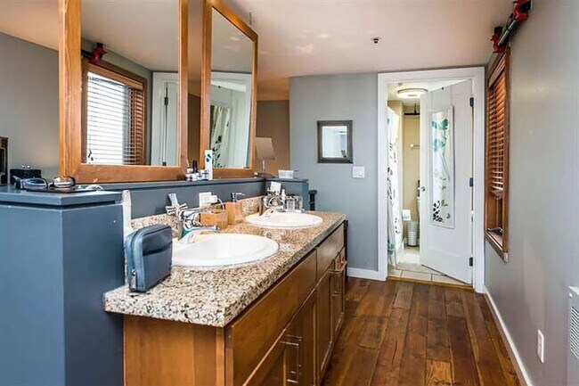 Building Photo - "Charming 1-Bedroom Oasis in the Heart of San Francisco!"