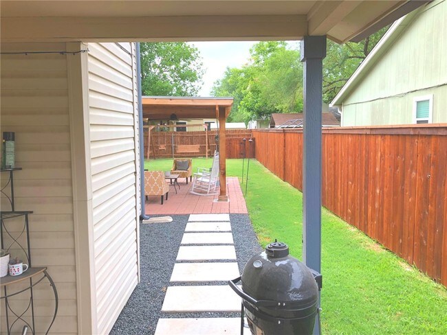 Building Photo - 3609 Alexandria Dr
