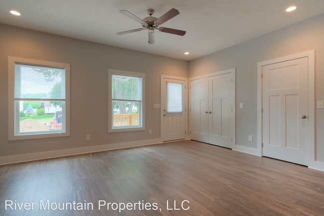 Building Photo - 4 br, 4.5 bath House - 206 Uptown Trail