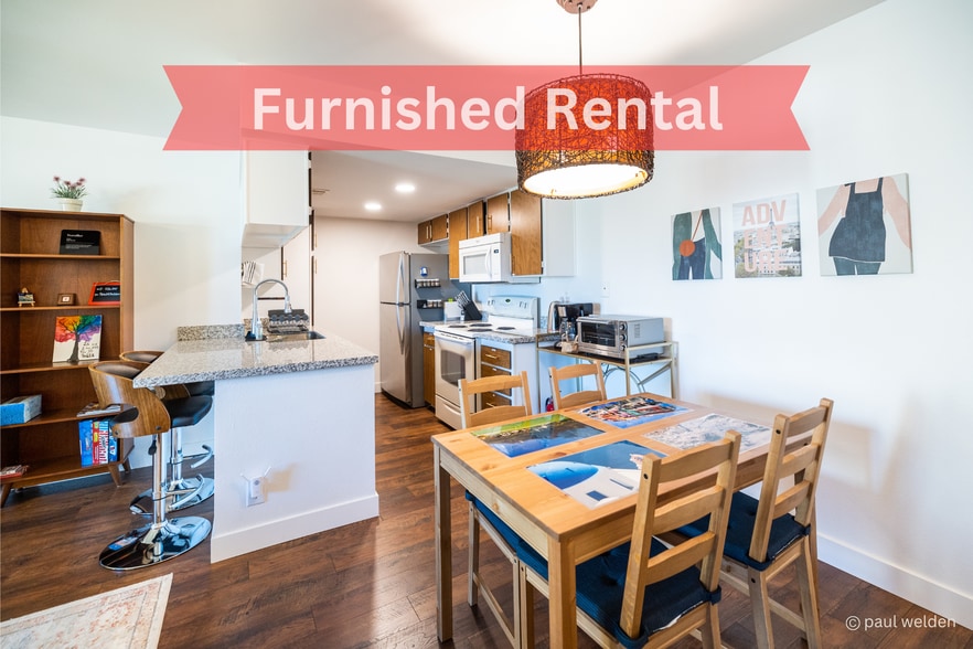 Dining room, breakfast bar & kitchen - 1111 E University Dr