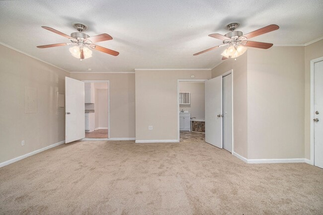 Building Photo - 4 Bedroom 3 Bath Home