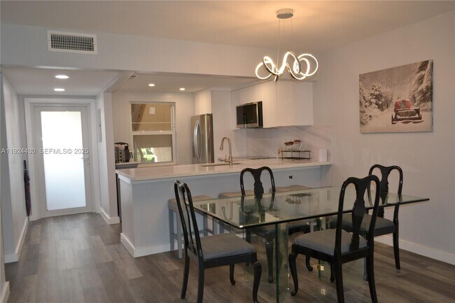 Building Photo - 1000 Country Club Dr