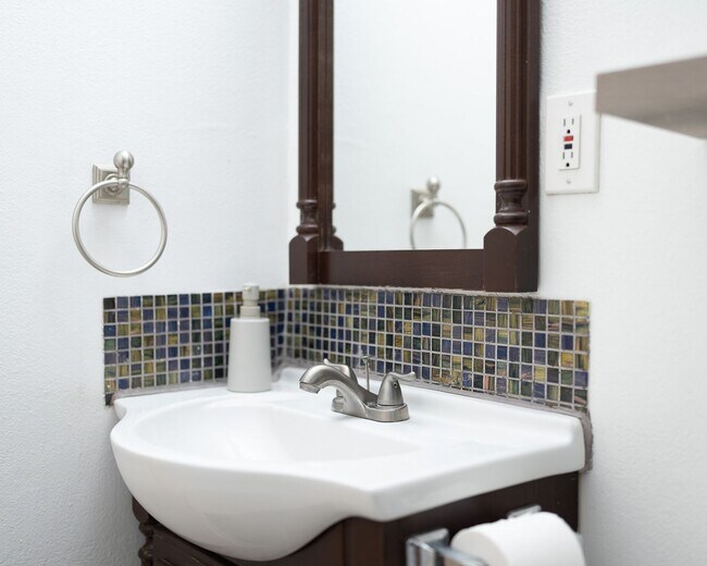 Building Photo - Cozy Zen Retreat Home with 4BD+3BA  Share ...