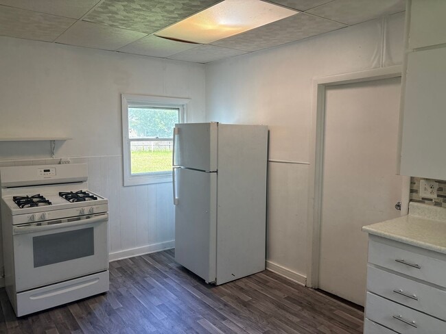 Building Photo - SPACIOUS 4 BEDROOM HOME READY TO WELCOME YOU