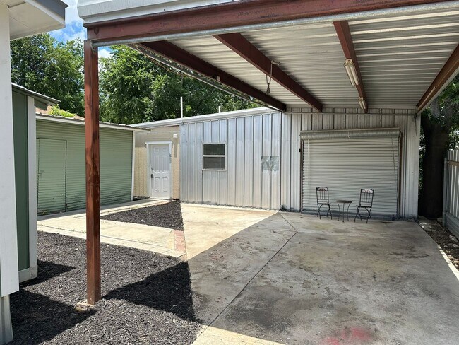 Building Photo - 2-Bedroom, Great Location, Off street parking!